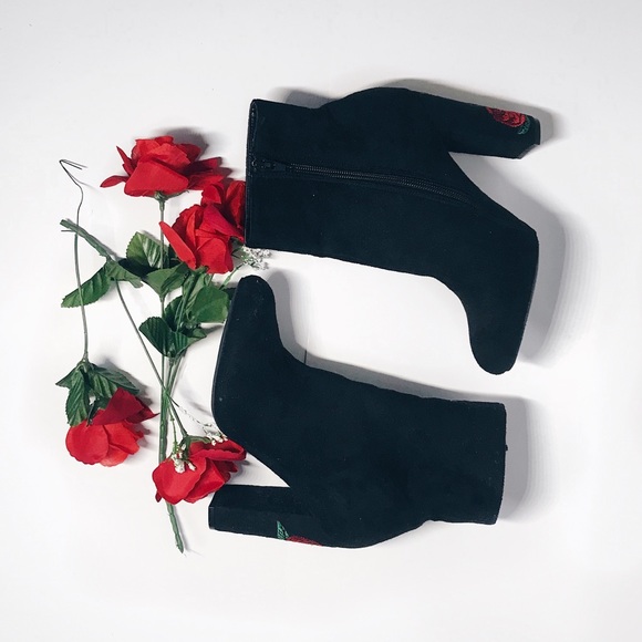 Shoes - Black rose chunky bootie